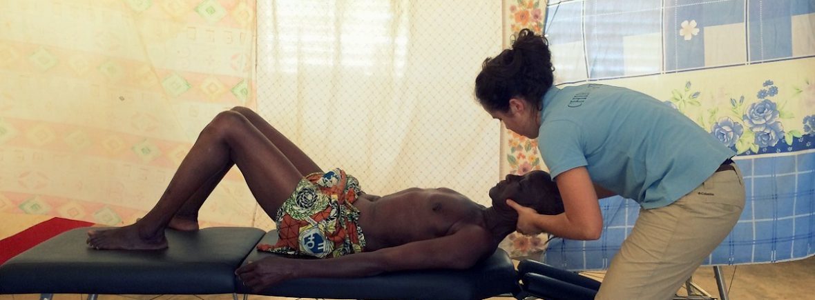 Soins de chiropraxie sur patient, lors d'une mission humanitaire au Burkina Faso. Chiropractic in Burkina Faso.