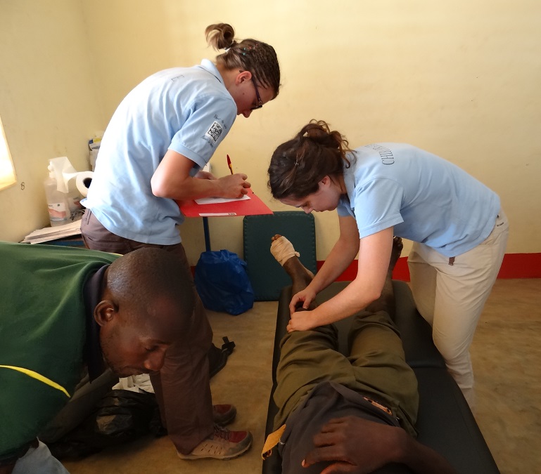 Soins de chiropraxie lors de mission humanitaire au burkina faso. 